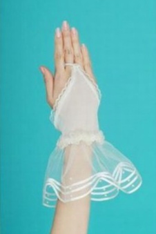 Tulle vintage blanc simple | gants timeless mariée gracieux