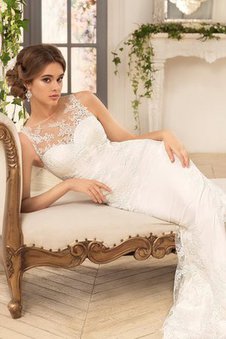 Robe de mariée longue gaine encolure ronde manche nulle longueur au ras du sol