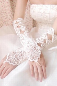 Pétillant satin ourlet de dentelle ivoire élégantes | gants de mariée modestes