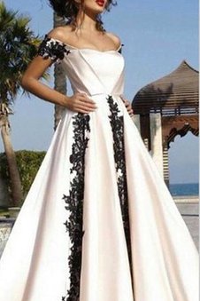 Robe de bal moderne en satin longueur au ras du sol manche nulle ruché