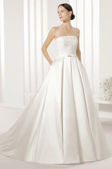 Robe de mariée distinguee intemporel simple derniere tendance a salle intérieure