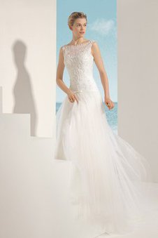 Robe de mariée longue de col bateau au jardin au bord de la mer longueur au ras du sol