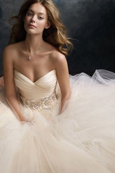 Robe de mariée sans dos textile en tulle au niveau de cou avec fleurs croisade