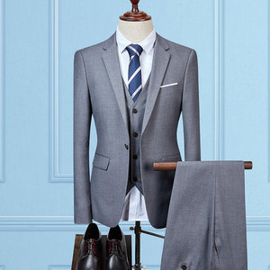 Ensemble trois pièces homme bleu, comprenant une veste de costume, un gilet  et un pantalon de