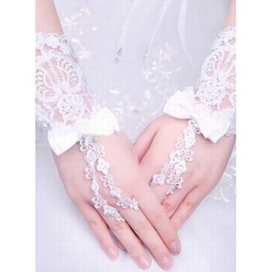 Dentelle avec bowknot blanc chic | gants de mariée modernes merveilleux