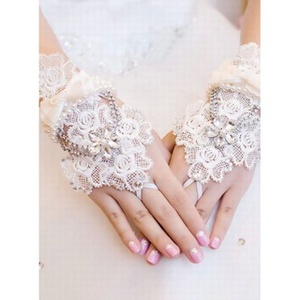 Gracieux dentelle avec crystal white chic | gants de mariée modernes