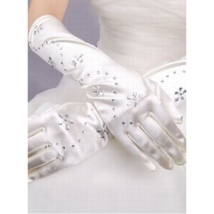 Honorable mariée avec des gants crystal white mariée