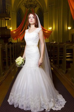 Robe de mariée plissé de traîne courte en dentelle v encolure ceinture