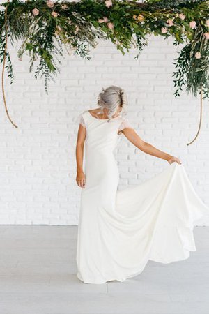 Robe de mariée distinguee chic vintage avec manche épeules enveloppants ligne a