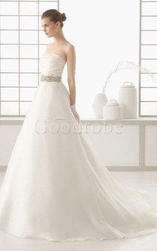 Robe de mariée avec perle fermeutre eclair dans l'eglise en chiffon bustier de plissé