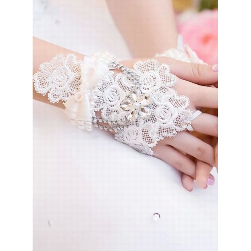 Gracieux dentelle avec crystal white chic | gants de mariée modernes
