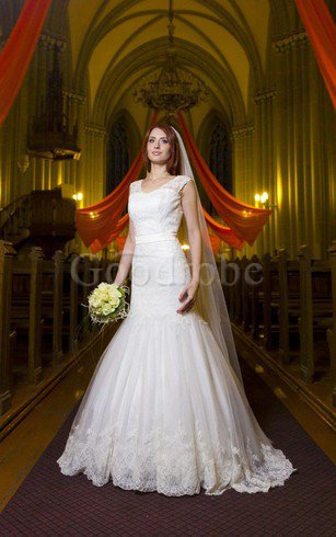 Robe de mariée plissé de traîne courte en dentelle v encolure ceinture