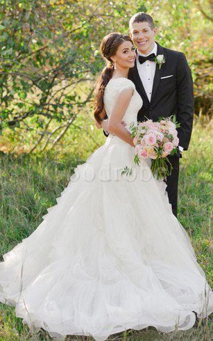 Robe de mariée distinguee romantique avec gradins en organza v encolure