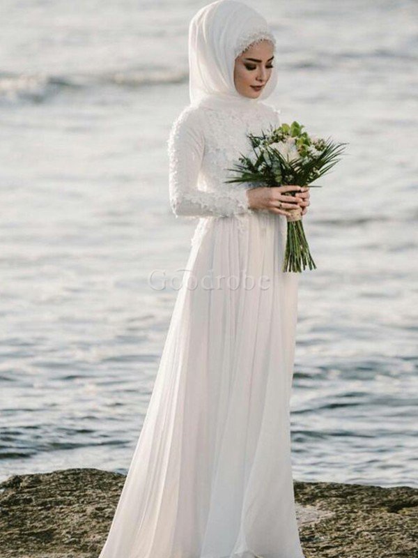 Robe de mariée avec manche longue noble avec chiffon decoration en fleur naturel