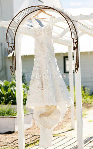 Robe de mariée longue spécial plissage de traîne moyenne dans l'eglise