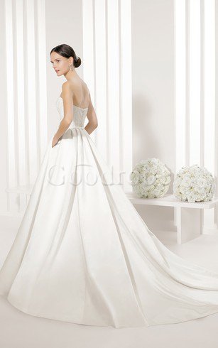 Robe de mariée distinguee intemporel simple derniere tendance a salle intérieure