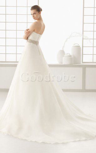 Robe de mariée avec perle fermeutre eclair dans l'eglise en chiffon bustier de plissé