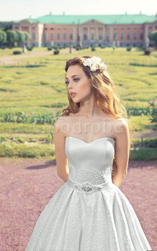 Robe de mariée longue avec perle longueur au ras du sol col en forme de cœur ligne a