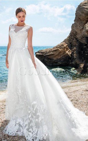 Robe de mariée en plage fermeutre eclair au niveau de cou avec bouton de traîne courte