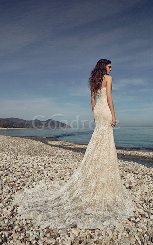 Robe de mariée en dentelle au bord de la mer de traîne courte jusqu'au sol en forme