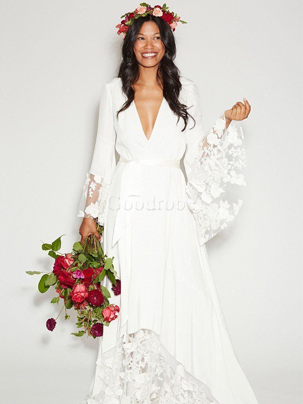 Robe de mariée de col en v coupé avec décoration dentelle avec manche longue naturel