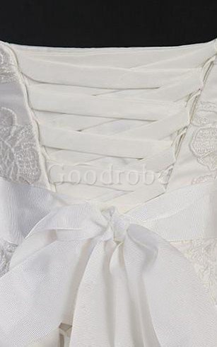 Robe de mariée manche nulle en organza avec lacets en forme longueur au niveau de sol
