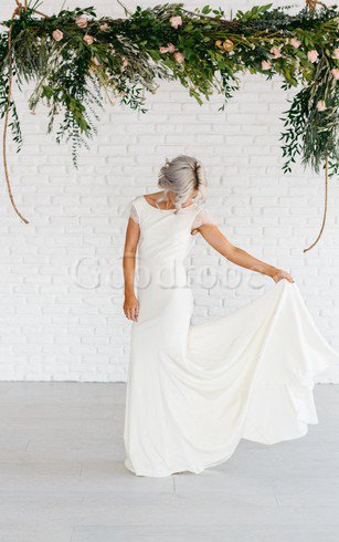 Robe de mariée distinguee chic vintage avec manche épeules enveloppants ligne a